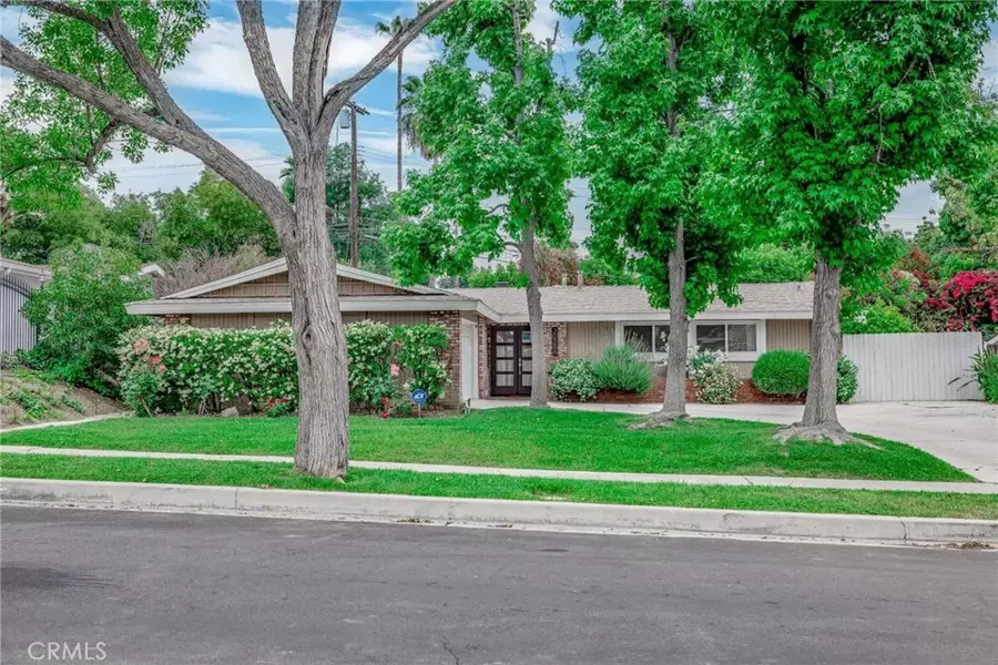 20756 Clarendon Street, Woodland Hills, CA 91367