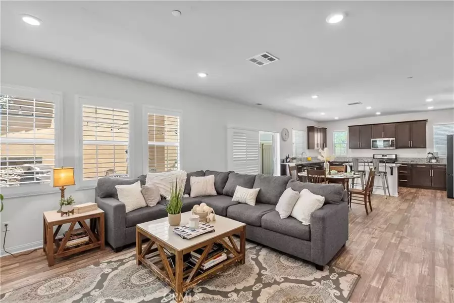 27455 Cardinal Court, Saugus, CA 91350