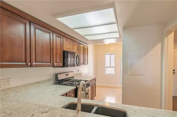 Chatsworth, CA 91311,9906 Owensmouth Avenue #22