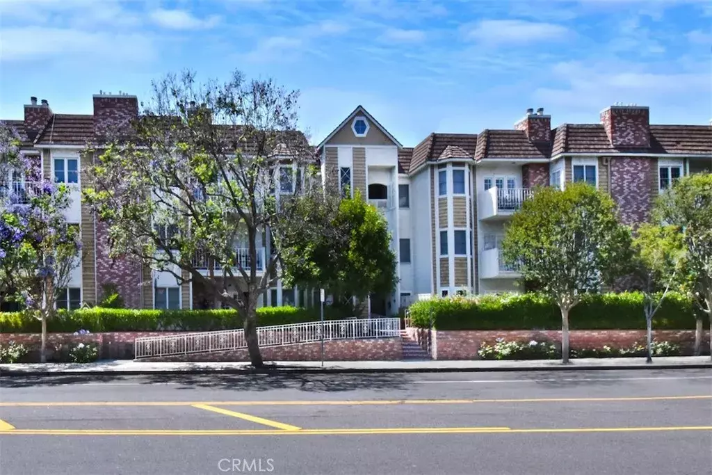 Toluca Lake, CA 91602,4401 Moorpark Way #306