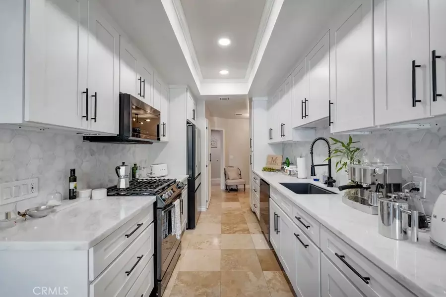 14572 Dickens Street #101, Sherman Oaks, CA 91403