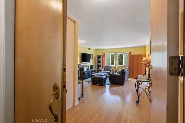 Toluca Lake, CA 91602,10707 Camarillo Street #111