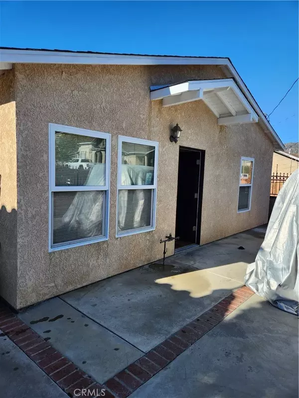 10523 Woodward Avenue, Sunland, CA 91040