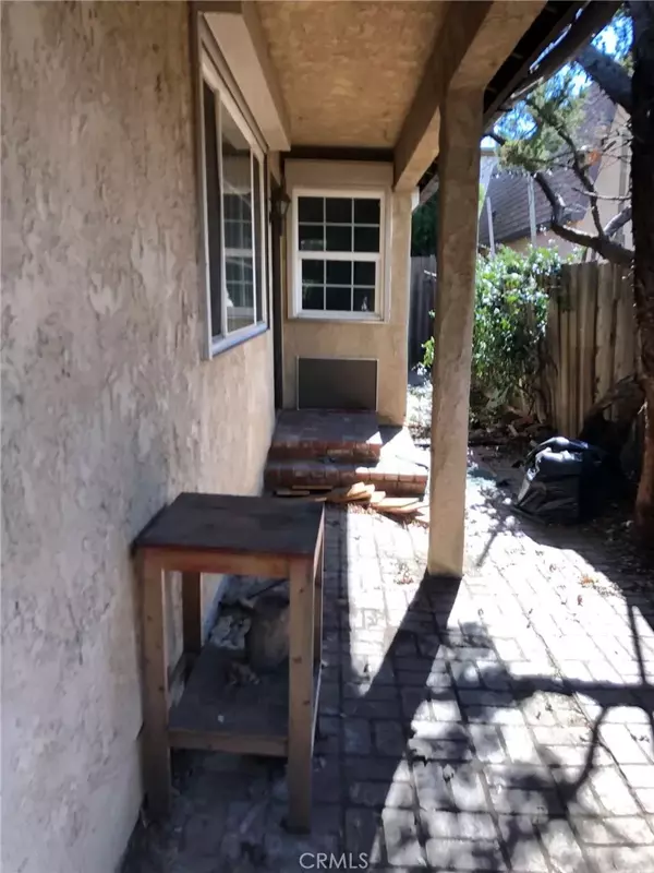 Newhall, CA 91321,23024 Oak Street