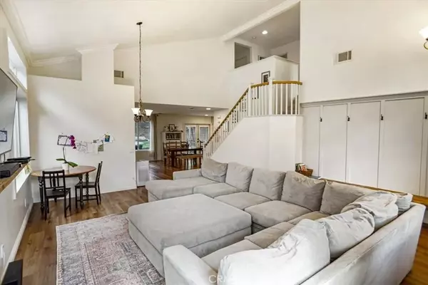 Newhall, CA 91321,23717 Red Oak Court