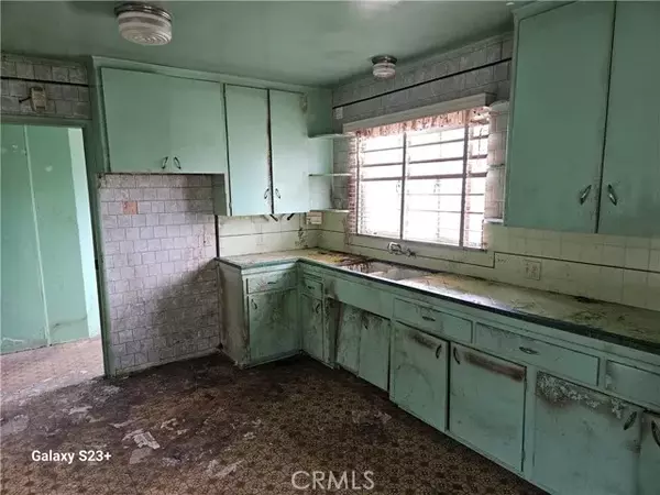 Lomita, CA 90717,24723 Walnut Street