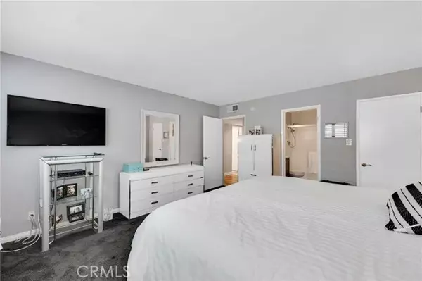 Encino, CA 91336,16012 Moorpark Street #302A