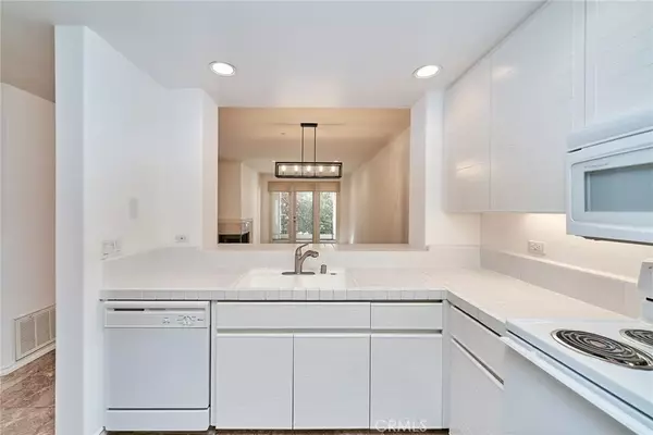 Irvine, CA 92612,2233 Martin #315