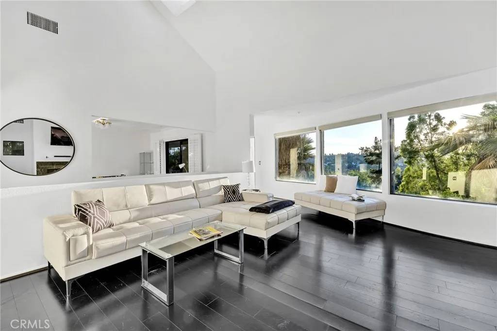 Woodland Hills, CA 91364,4939 Medina Drive
