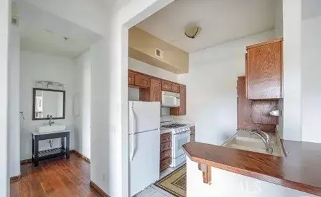 Van Nuys, CA 91406,15455 Sherman Way #18