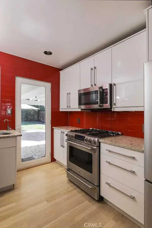Encino, CA 91316,18024 Collins Street