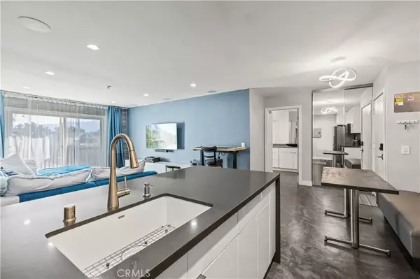 Valencia, CA 91355,23515 Lyons Avenue #246