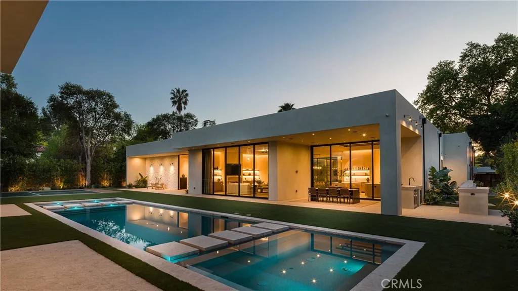 Woodland Hills, CA 91367,5824 Manton Avenue