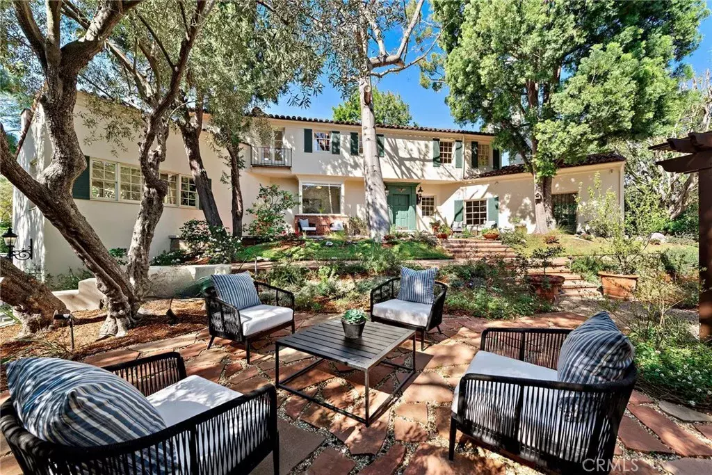 La Canada Flintridge, CA 91011,4127 Chevy Chase Dr.