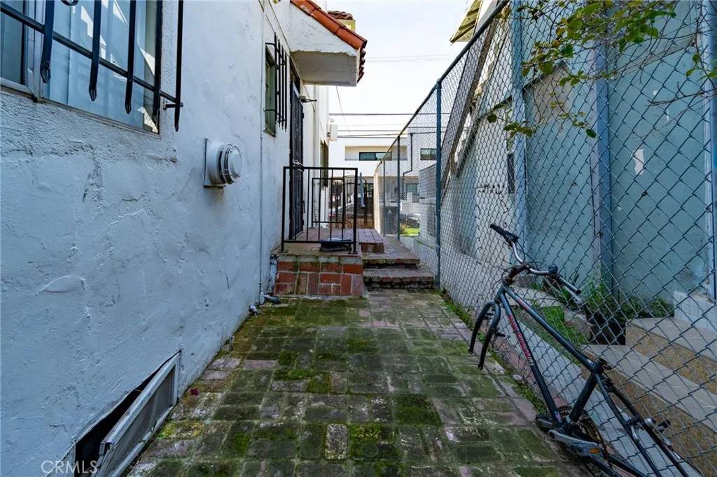 Los Angeles, CA 90019,4567 Pickford Street