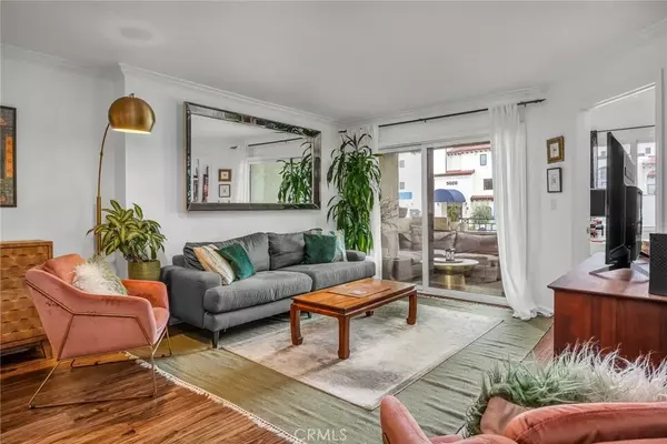 Sherman Oaks, CA 91423,5009 Woodman Avenue #114