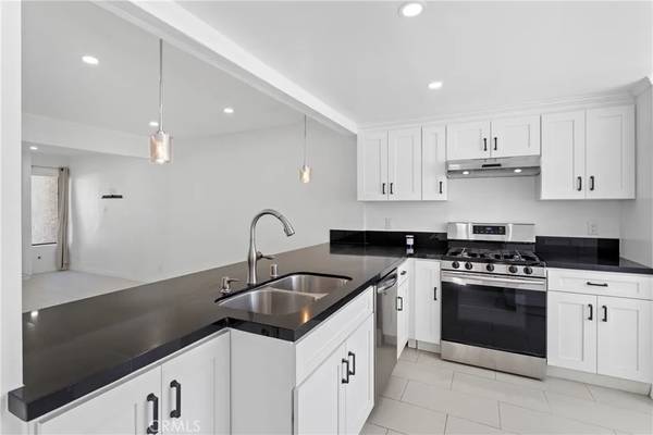 Woodland Hills, CA 91367,5720 Owensmouth Avenue #165