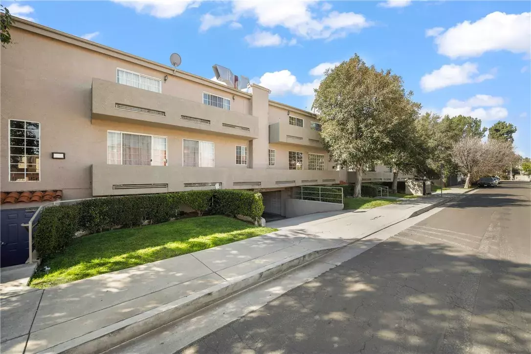 Reseda, CA 91335,18347 Saticoy Street #37