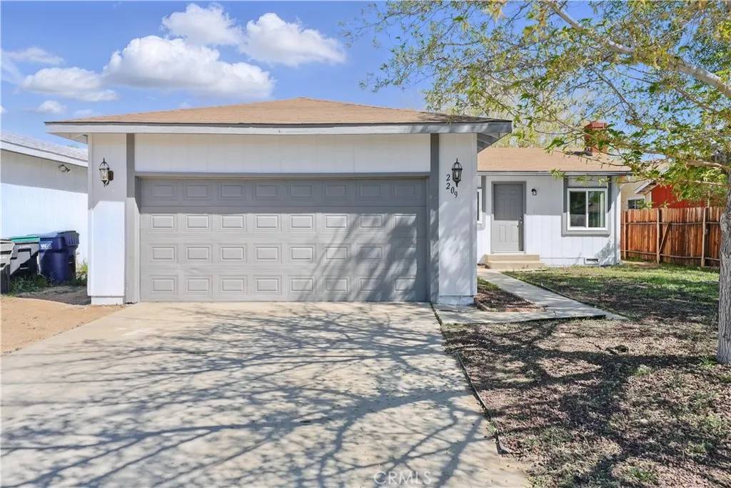 2209 Rosewood Avenue, Lancaster, CA 93535