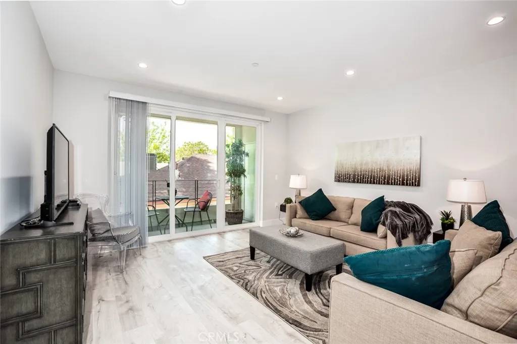 Studio City, CA 91602,10718 Acama Street #202
