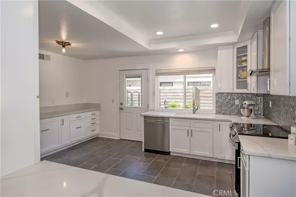 Valencia, CA 91355,23863 Via Jacara