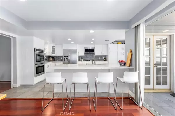 Woodland Hills, CA 91364,23163 Mulholland Drive #6