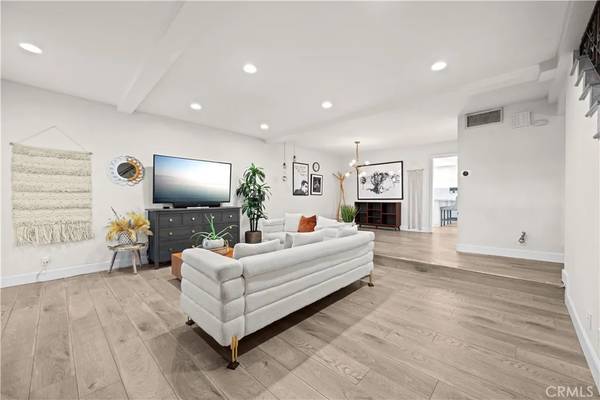 Tarzana, CA 91356,18713 Hatteras Street #11