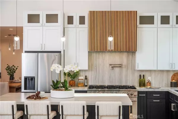 Encino, CA 91316,17429 Hatteras Street