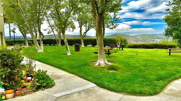 Newhall, CA 91321,21308 Eucalyptus Way #202