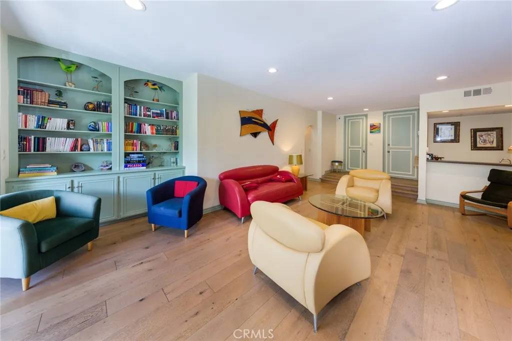 Encino, CA 91316,5340 Yarmouth Avenue #207