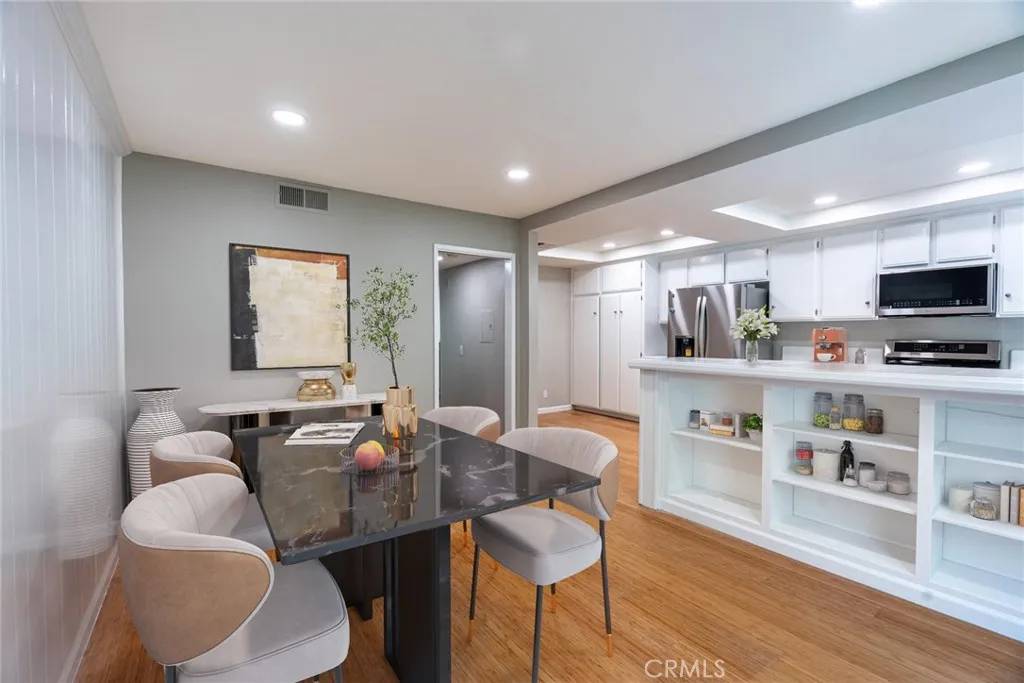 Sherman Oaks, CA 91423,4321 Matilija Avenue #14