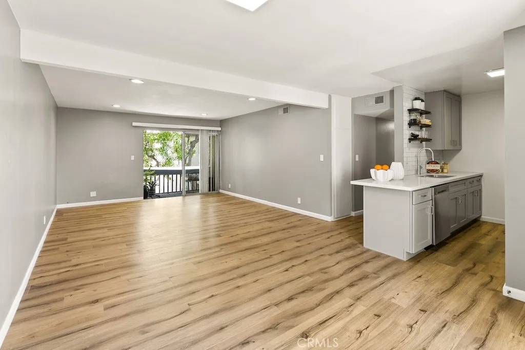 Tarzana, CA 91356,18620 Hatteras Street #223