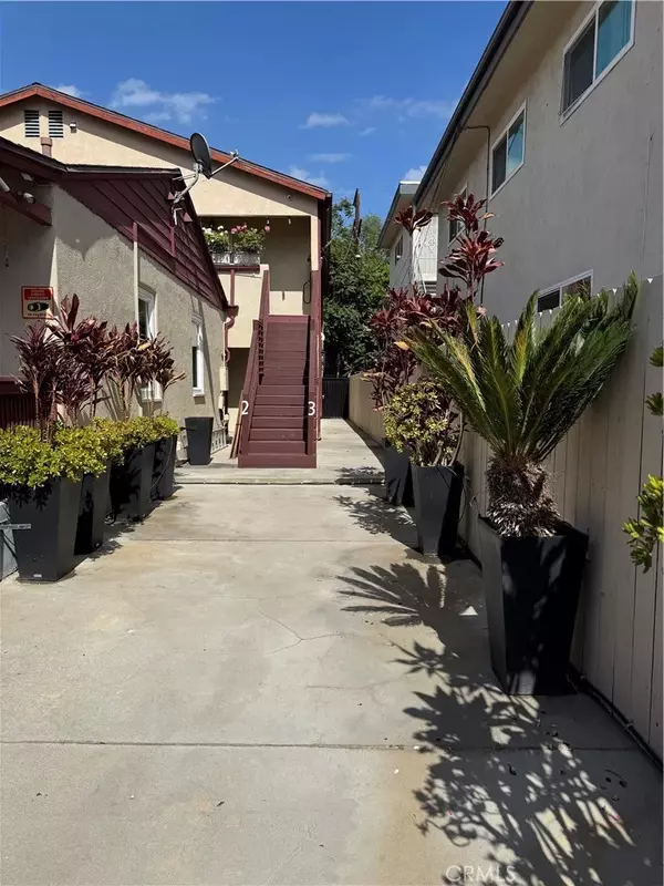 Valley Glen, CA 91401,5742 Woodman Avenue #2