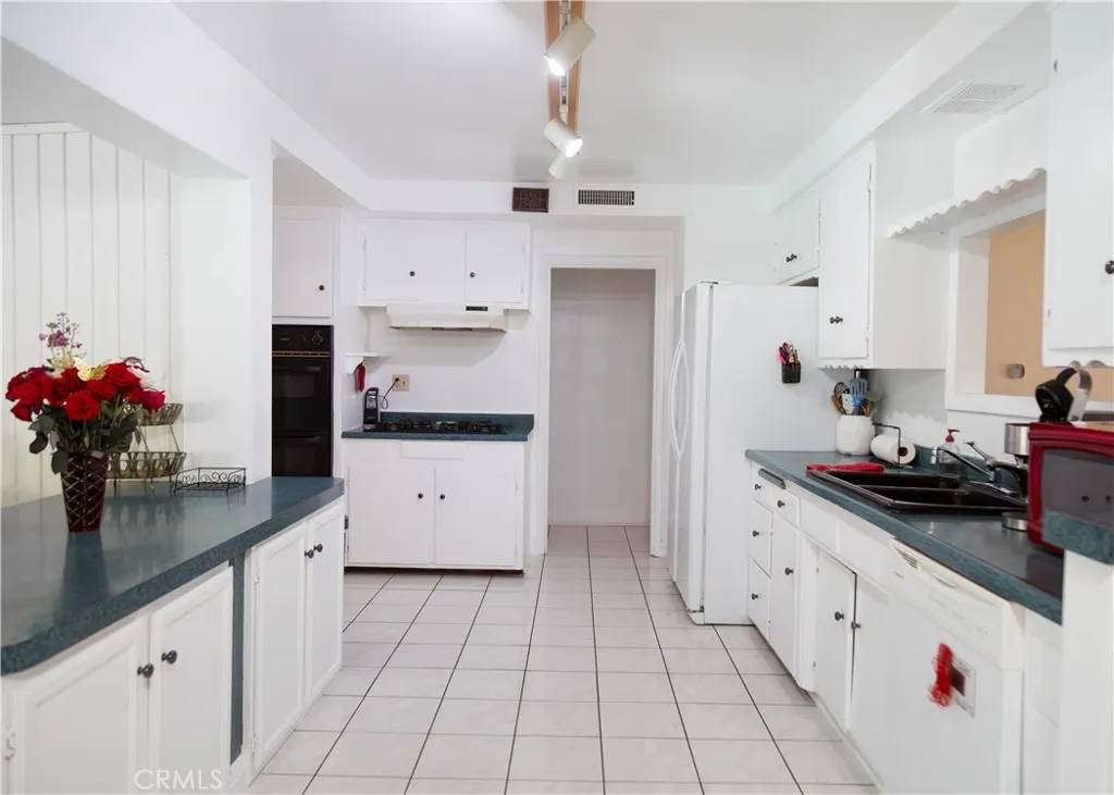 Canoga Park, CA 91304,8554 Owensmouth Avenue