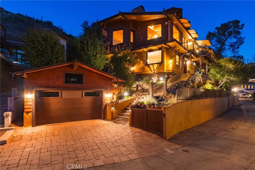Agoura Hills, CA 91301,2106 Lakeshore Drive