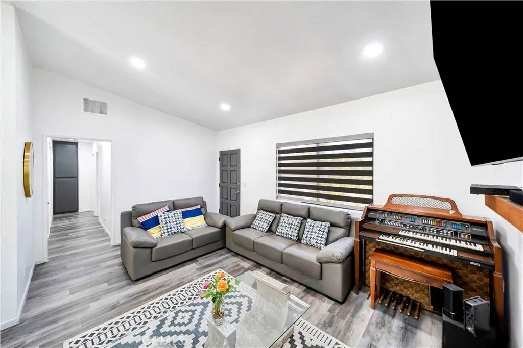 North Hollywood, CA 91605,7035 Jon Allan Drive