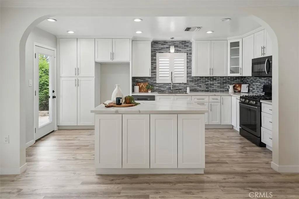 Granada Hills, CA 91344,11166 Amestoy Avenue
