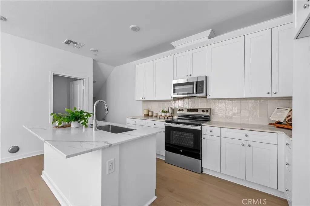 9423 N Sepulveda Blvd. #4, North Hills, CA 91343