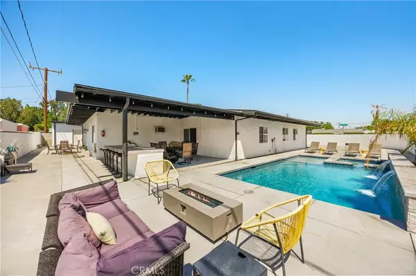 589 S Mountain View Drive, Palm Springs, CA 92264