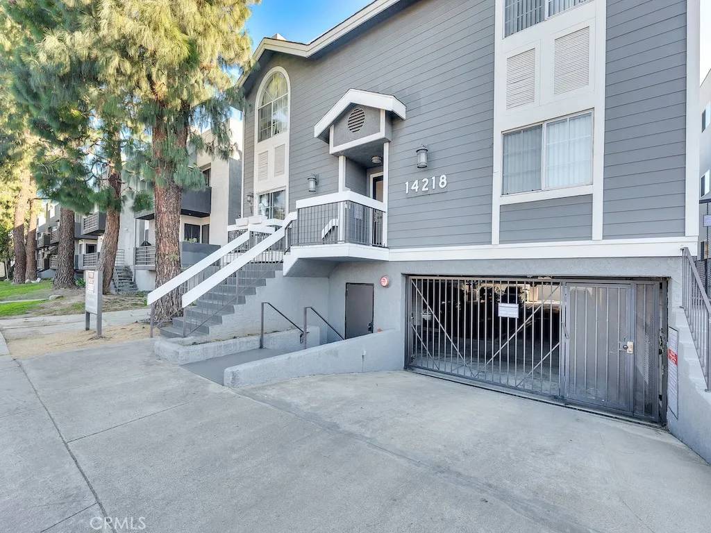 14218 Victory Boulevard, Van Nuys, CA 91401