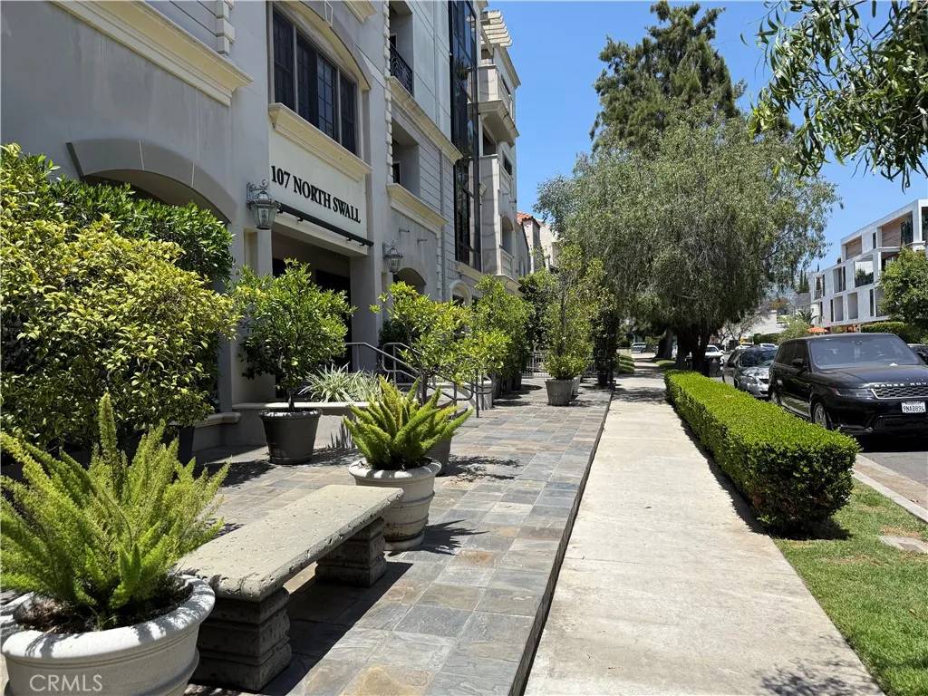 Los Angeles, CA 90048,107 N Swall Drive #304