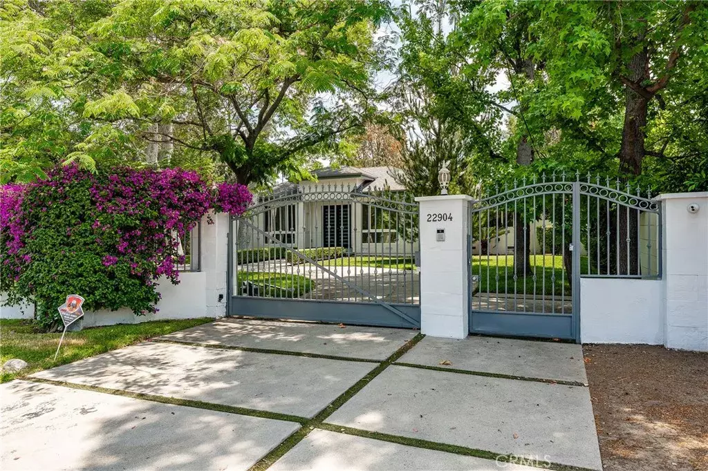 Woodland Hills, CA 91367,22904 Calvert Street