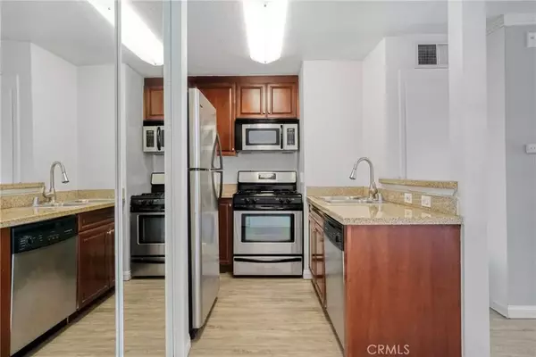 Woodland Hills, CA 91367,5500 Owensmouth Avenue #218