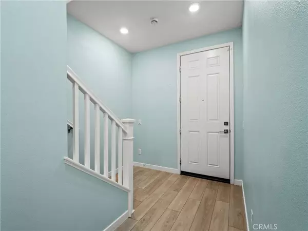 Valencia, CA 91381,27148 Valley Oak Place