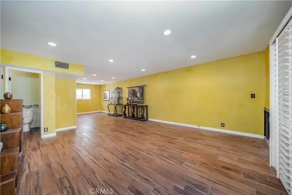 Sherman Oaks, CA 91403,14947 Dickens Street #3