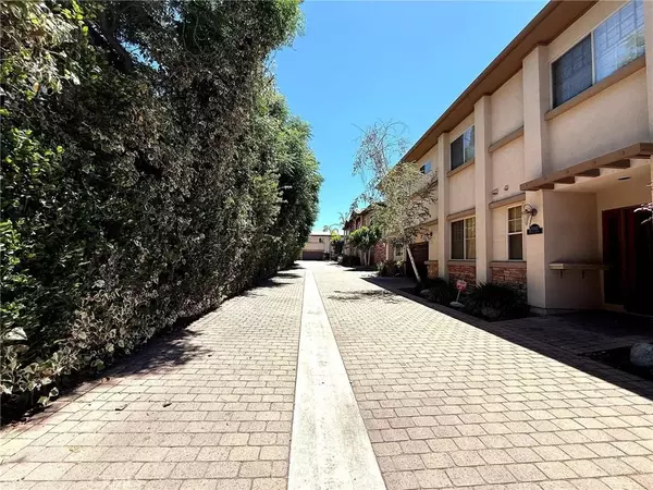 Tarzana, CA 91356,18330 Hanan Court