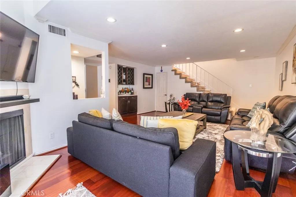 Woodland Hills, CA 91367,21620 Burbank Boulevard #22