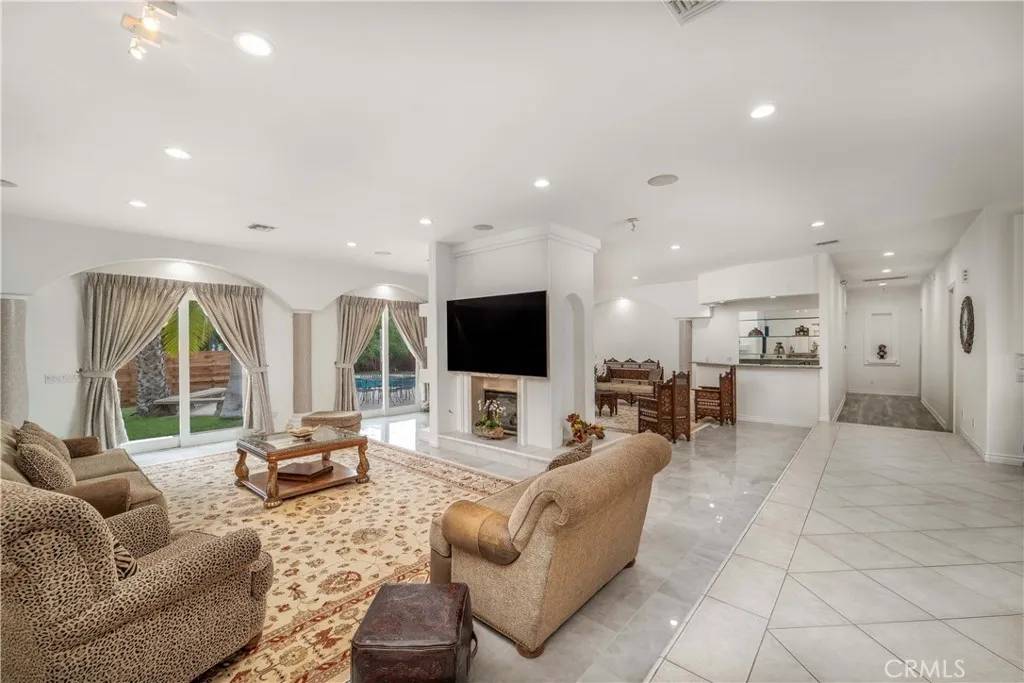 Tarzana, CA 91356,5206 Topeka Drive