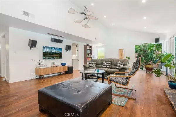 Woodland Hills, CA 91367,24101 Philiprimm Street