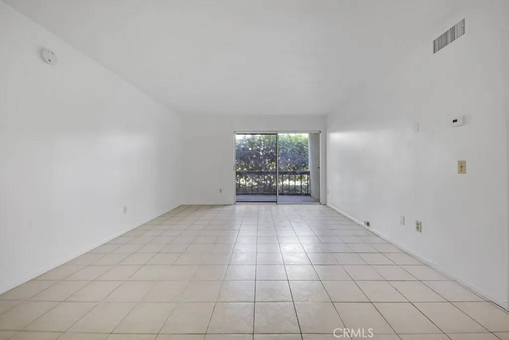 Valencia, CA 91355,23515 Lyons Avenue #140
